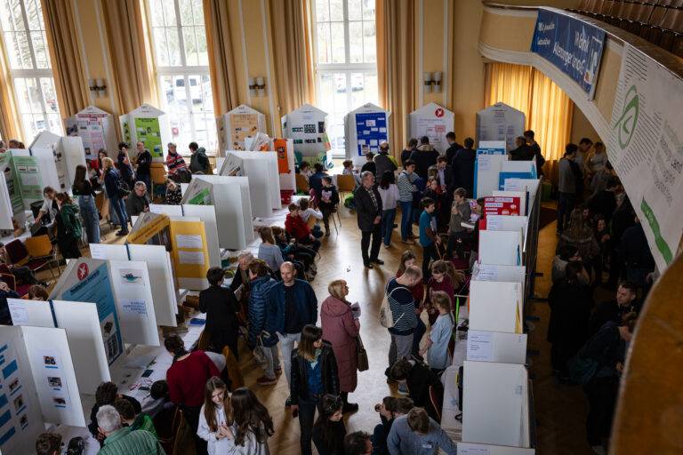 Jugend forscht Stände im Kulturhaus Rositz