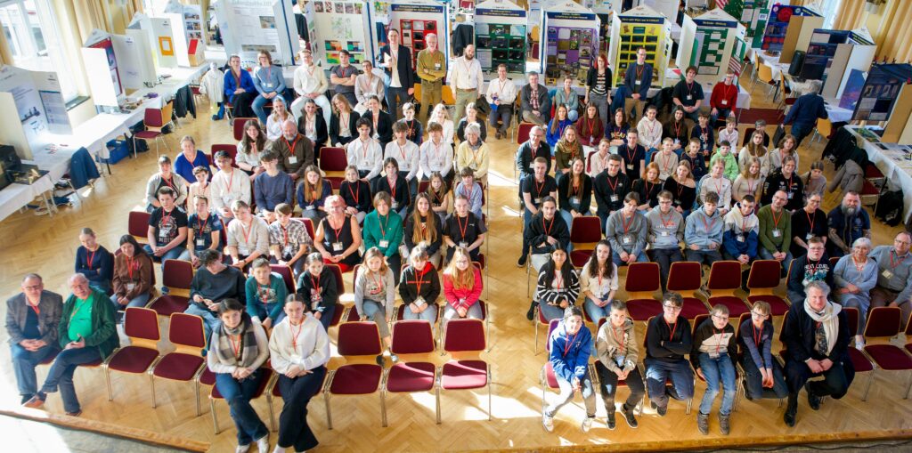 Gruppenfoto aller Teilnehmenden und Betreuenden im Saal beim Regionalwettbewerb Jugend forscht in Rositz